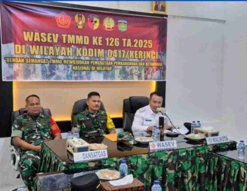 Wali Kota Sungai Penuh, Alfin, S.H., bersama Tim Wasev TMMD ke-126 yang dipimpin Kolonel Inf Eben Ezer Lumban Tobing saat kunjungan di Makodim Kerinci, Rabu (29/10/2025).