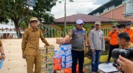 Walikota dan Wakil Walikota Sungai Penuh menyerahkan bantuan kepada warga Desa Gedang pasca angin puting beliung.
