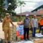 Walikota dan Wakil Walikota Sungai Penuh menyerahkan bantuan kepada warga Desa Gedang pasca angin puting beliung.