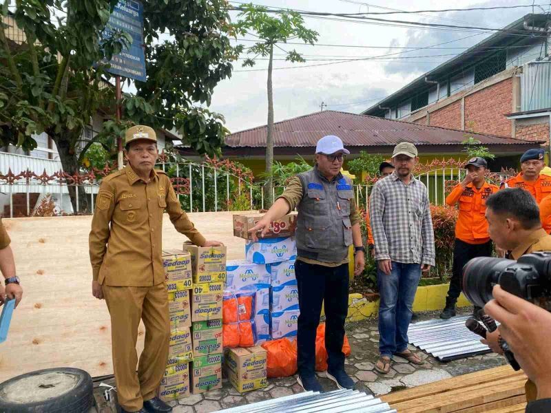 Walikota dan Wakil Walikota Sungai Penuh menyerahkan bantuan kepada warga Desa Gedang pasca angin puting beliung.