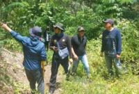 Kades Sungai Jernih Rudi Hartono meninjau lokasi pembukaan jalan baru bersama anggota TNI dan Dinas PUPR Kota Sungai Penuh
