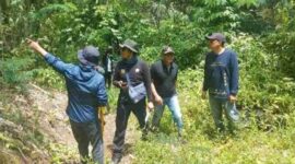 Kades Sungai Jernih Rudi Hartono meninjau lokasi pembukaan jalan baru bersama anggota TNI dan Dinas PUPR Kota Sungai Penuh