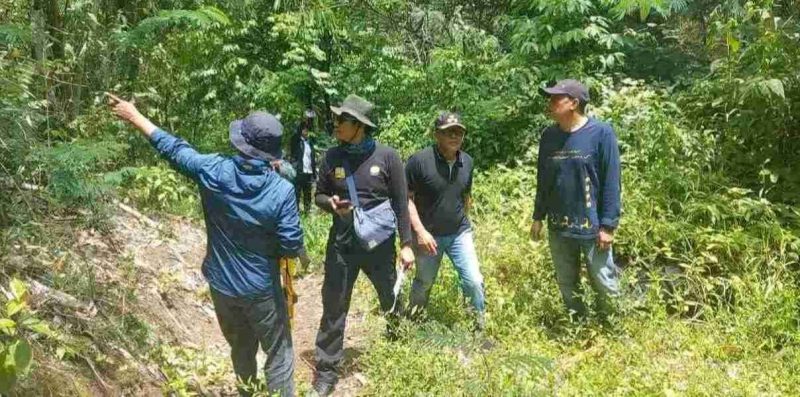 Kades Sungai Jernih Rudi Hartono meninjau lokasi pembukaan jalan baru bersama anggota TNI dan Dinas PUPR Kota Sungai Penuh