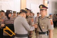Kapolres Kerinci AKBP Arya Tesa Brahmana saat memimpin upacara serah terima jabatan Kabag Ops Polres Kerinci, Selasa (21/10/2025).