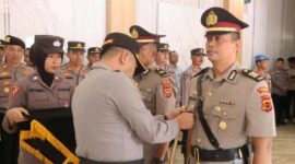 Kapolres Kerinci AKBP Arya Tesa Brahmana saat memimpin upacara serah terima jabatan Kabag Ops Polres Kerinci, Selasa (21/10/2025).