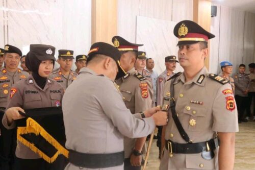 Kapolres Kerinci AKBP Arya Tesa Brahmana saat memimpin upacara serah terima jabatan Kabag Ops Polres Kerinci, Selasa (21/10/2025).