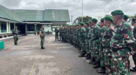 Kasdim 0417/Kerinci Mayor Inf Mohd Arifin memimpin apel pagi Satgas TMMD ke-126 di Makodim 0417/Kerinci, Senin (20/10/2025).