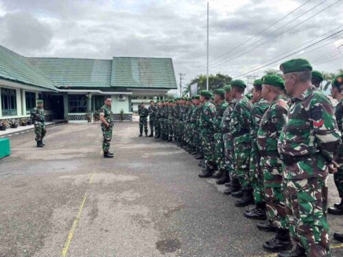 Kasdim 0417/Kerinci Mayor Inf Mohd Arifin memimpin apel pagi Satgas TMMD ke-126 di Makodim 0417/Kerinci, Senin (20/10/2025).
