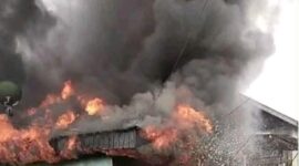 Api membakar rumah warga di Dusun III, Desa Pendung Hilir, Kecamatan Air Hangat, Kabupaten Kerinci, Provinsi Jambi, Jumat (10/10/2025) siang.