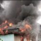 Api membakar rumah warga di Dusun III, Desa Pendung Hilir, Kecamatan Air Hangat, Kabupaten Kerinci, Provinsi Jambi, Jumat (10/10/2025) siang.
