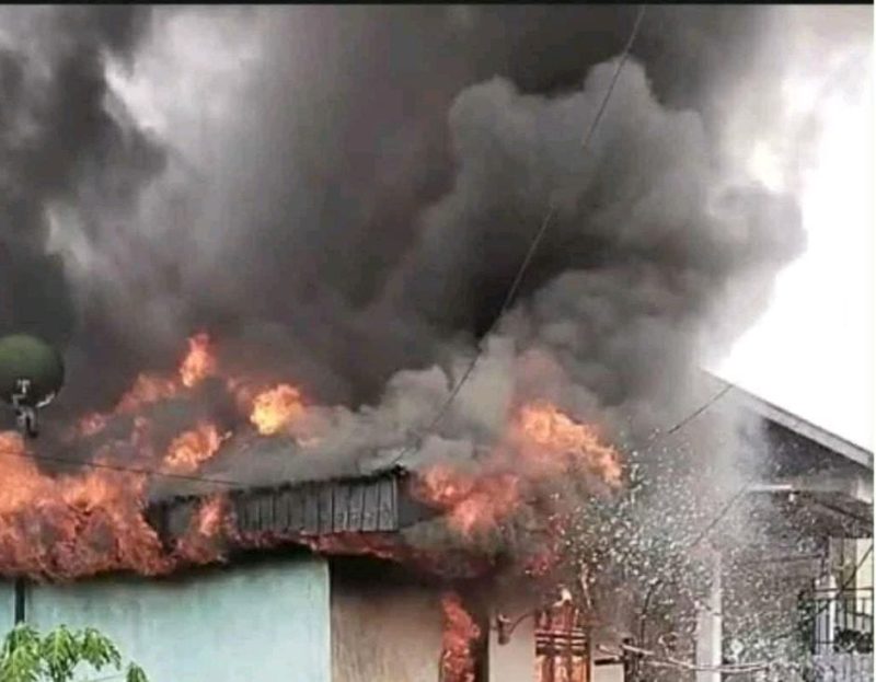 Api membakar rumah warga di Dusun III, Desa Pendung Hilir, Kecamatan Air Hangat, Kabupaten Kerinci, Provinsi Jambi, Jumat (10/10/2025) siang.