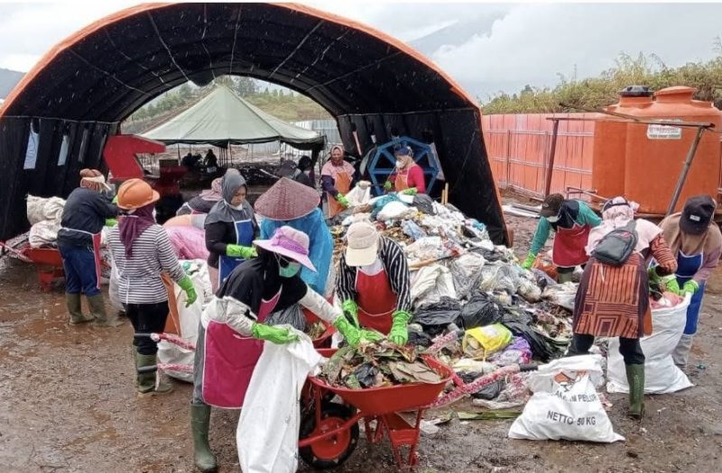 Peserta mengikuti pelatihan pengelolaan sampah terpadu di TPST RKE yang diselenggarakan oleh Dinas Lingkungan Hidup Kota Sungai Penuh.