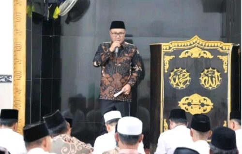 Wako Alfin dan Wawako Azhar Hamzah saat Safari Jumat di Masjid Manarul Huda, Desa Tanjung Muda, Kecamatan Hamparan Rawang, Jumat (17/10/2025).