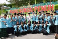 Wakil Wali Kota Sungai Penuh, Azhar Hamzah, memimpin apel peringatan Hari Santri Nasional di Lapangan MAN 1 Sungai Penuh, Rabu (22/10/2025).