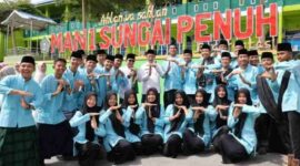 Wakil Wali Kota Sungai Penuh, Azhar Hamzah, memimpin apel peringatan Hari Santri Nasional di Lapangan MAN 1 Sungai Penuh, Rabu (22/10/2025).