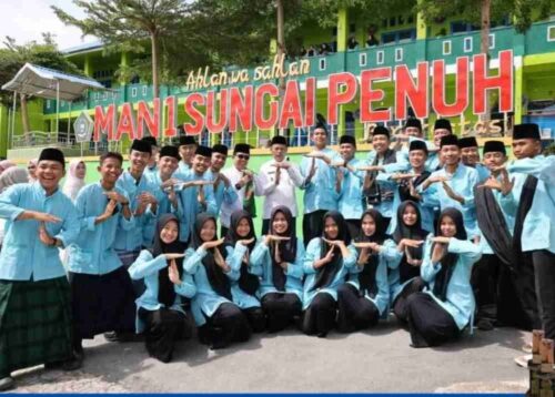 Wakil Wali Kota Sungai Penuh, Azhar Hamzah, memimpin apel peringatan Hari Santri Nasional di Lapangan MAN 1 Sungai Penuh, Rabu (22/10/2025).