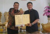 Kakanwil Ditjenpas Jambi, Hidayat, bersama Wali Kota Sungai Penuh, Alfin, menandatangani Nota Kesepahaman di rumah dinas wali kota, Minggu (19/10).