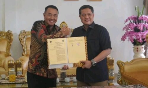 Kakanwil Ditjenpas Jambi, Hidayat, bersama Wali Kota Sungai Penuh, Alfin, menandatangani Nota Kesepahaman di rumah dinas wali kota, Minggu (19/10).