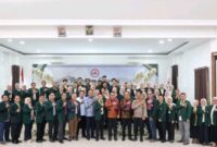 Walikota Sungai Penuh, Alfin, SH, bersama pengurus baru IDI Kerinci-Sungai Penuh dan MKEK masa bakti 2025–2028 usai acara pengukuhan di Hotel Grand Kerinci, Minggu (26/10).