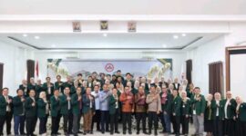 Walikota Sungai Penuh, Alfin, SH, bersama pengurus baru IDI Kerinci-Sungai Penuh dan MKEK masa bakti 2025–2028 usai acara pengukuhan di Hotel Grand Kerinci, Minggu (26/10).