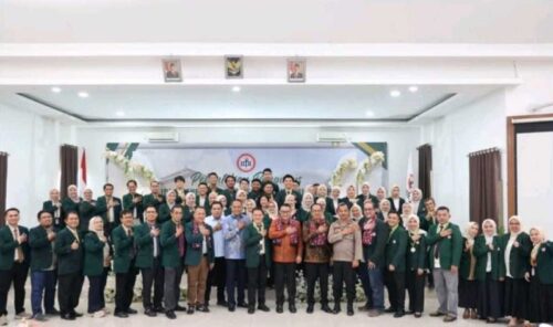 Walikota Sungai Penuh, Alfin, SH, bersama pengurus baru IDI Kerinci-Sungai Penuh dan MKEK masa bakti 2025–2028 usai acara pengukuhan di Hotel Grand Kerinci, Minggu (26/10).