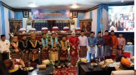 Wali Kota Sungai Penuh Alfin SH bersama Ketua TP PKK Sri Kartini Alfin menghadiri peringatan Hari Jadi ke-67 Kabupaten Kerinci, Minggu (9/11/2025).