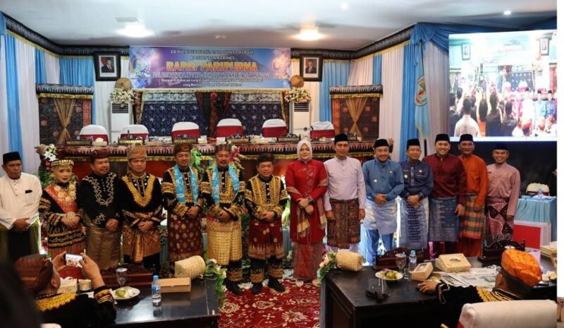 Wali Kota Sungai Penuh Alfin SH bersama Ketua TP PKK Sri Kartini Alfin menghadiri peringatan Hari Jadi ke-67 Kabupaten Kerinci, Minggu (9/11/2025).