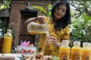 Para anak muda menikmati party jamu bersama penjual jamu keliling yang kini viral di kalangan Gen Z.