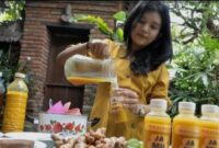 Para anak muda menikmati party jamu bersama penjual jamu keliling yang kini viral di kalangan Gen Z.