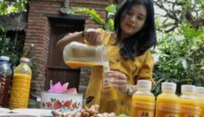 Para anak muda menikmati party jamu bersama penjual jamu keliling yang kini viral di kalangan Gen Z.