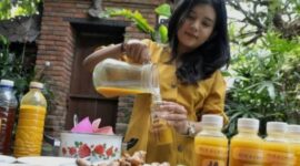 Para anak muda menikmati party jamu bersama penjual jamu keliling yang kini viral di kalangan Gen Z.