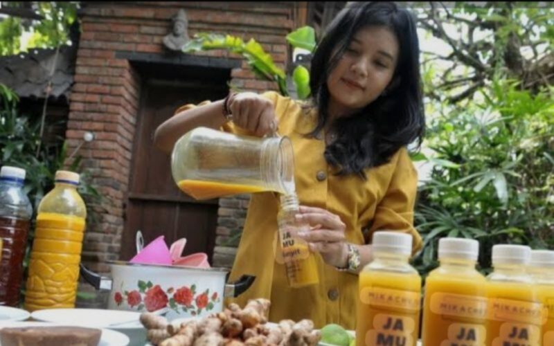 Para anak muda menikmati party jamu bersama penjual jamu keliling yang kini viral di kalangan Gen Z.