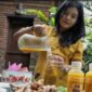 Para anak muda menikmati party jamu bersama penjual jamu keliling yang kini viral di kalangan Gen Z.