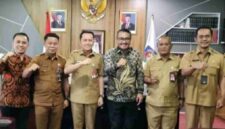 Wako Alfin berdiskusi dengan Dirjen Bina Keuangan Daerah, Agus Fatoni, di Kantor Kemendagri terkait usulan peningkatan Dana Transfer Daerah untuk Tahun Anggaran 2026/2027.