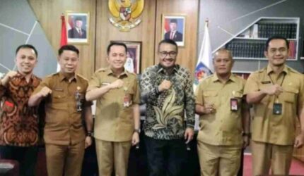 Walikota Sungai Penuh Alfin bertemu Dirjen Bina Keuangan Daerah Agus Fatoni di Kemendagri membahas peningkatan dana transfer daerah.