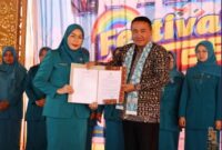 Wali Kota Sungai Penuh, Alfin, SH, bersama Bunda Literasi Kota Sungai Penuh, Sri Kartini Alfin, S.Kep., NS, saat pembukaan Festival Literasi Kota Sungai Penuh 2025.