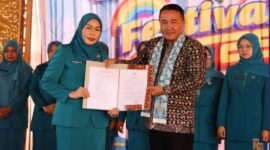 Wali Kota Sungai Penuh, Alfin, SH, bersama Bunda Literasi Kota Sungai Penuh, Sri Kartini Alfin, S.Kep., NS, saat pembukaan Festival Literasi Kota Sungai Penuh 2025.