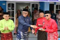 Wali Kota Sungai Penuh, Alfin, SH, memimpin upacara HUT ke-8 PDAM Tirta Khayangan dan menyerahkan penghargaan kepada pelanggan teladan.