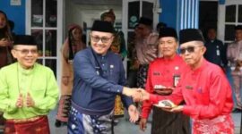Wali Kota Sungai Penuh, Alfin, SH, memimpin upacara HUT ke-8 PDAM Tirta Khayangan dan menyerahkan penghargaan kepada pelanggan teladan.