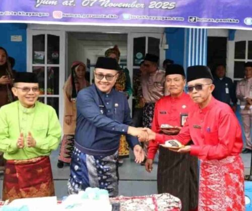 Wali Kota Sungai Penuh, Alfin, SH, memimpin upacara HUT ke-8 PDAM Tirta Khayangan dan menyerahkan penghargaan kepada pelanggan teladan.