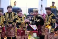 Wali Kota Sungai Penuh Alfin bersama Gubernur Jambi Al Haris saat menghadiri Sidang Istimewa Paripurna HUT ke-17 Kota Sungai Penuh, Sabtu (8/11/2025).