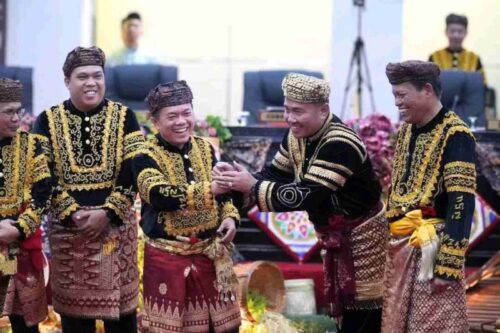 Wali Kota Sungai Penuh Alfin bersama Gubernur Jambi Al Haris saat menghadiri Sidang Istimewa Paripurna HUT ke-17 Kota Sungai Penuh, Sabtu (8/11/2025).