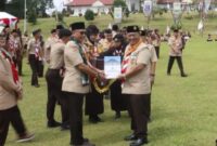 Kak Suhatril, Staf Ahli Wali Kota Sungai Penuh, mewakili Wako Alfin saat menerima Lencana Tokoh Pramuka Perintis Utama yang diserahkan Gubernur Jambi pada puncak Hari Pramuka ke-64 di Sabak, Tanjung Jabung Timur.