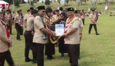 Kak Suhatril, Staf Ahli Wali Kota Sungai Penuh, mewakili Wako Alfin saat menerima Lencana Tokoh Pramuka Perintis Utama yang diserahkan Gubernur Jambi pada puncak Hari Pramuka ke-64 di Sabak, Tanjung Jabung Timur.