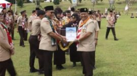 Kak Suhatril, Staf Ahli Wali Kota Sungai Penuh, mewakili Wako Alfin saat menerima Lencana Tokoh Pramuka Perintis Utama yang diserahkan Gubernur Jambi pada puncak Hari Pramuka ke-64 di Sabak, Tanjung Jabung Timur.