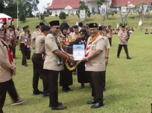 Kak Suhatril, Staf Ahli Wali Kota Sungai Penuh, mewakili Wako Alfin saat menerima Lencana Tokoh Pramuka Perintis Utama yang diserahkan Gubernur Jambi pada puncak Hari Pramuka ke-64 di Sabak, Tanjung Jabung Timur.
