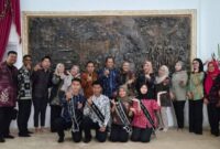 Peserta Bujang Gadis Kota Sungai Penuh berpose bersama jajaran pendamping dan perwakilan pemerintah dalam acara pelepasan menuju ajang tingkat Provinsi Jambi.