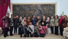 Peserta Bujang Gadis Kota Sungai Penuh berpose bersama jajaran pendamping dan perwakilan pemerintah dalam acara pelepasan menuju ajang tingkat Provinsi Jambi.