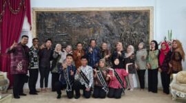 Peserta Bujang Gadis Kota Sungai Penuh berpose bersama jajaran pendamping dan perwakilan pemerintah dalam acara pelepasan menuju ajang tingkat Provinsi Jambi.