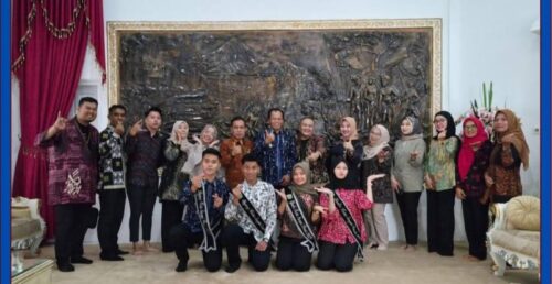 Peserta Bujang Gadis Kota Sungai Penuh berpose bersama jajaran pendamping dan perwakilan pemerintah dalam acara pelepasan menuju ajang tingkat Provinsi Jambi.